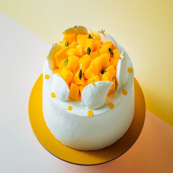Fresh Mango Cream Cake (Eggless)